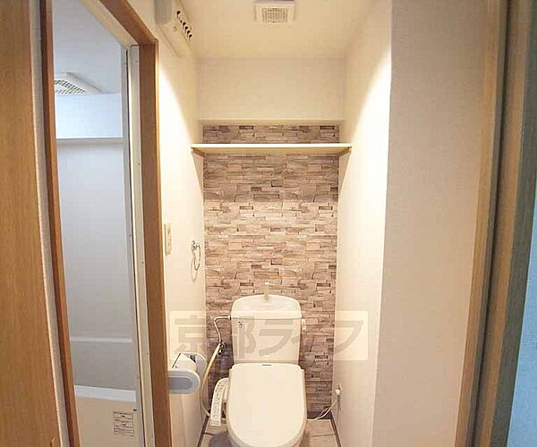 画像25:トイレ上部に棚がございます。
