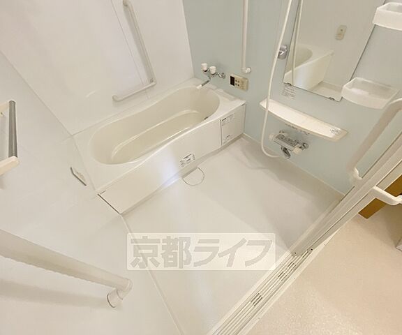 鏡の付いたお風呂です