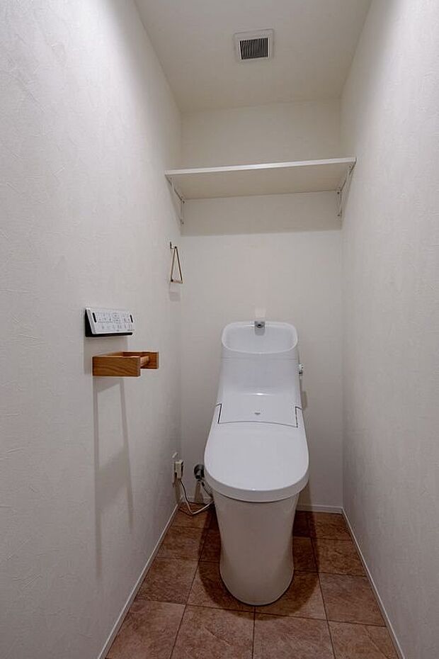清潔感のある白色を基調としたトイレ！ウォシュレットが標準で備わっています！