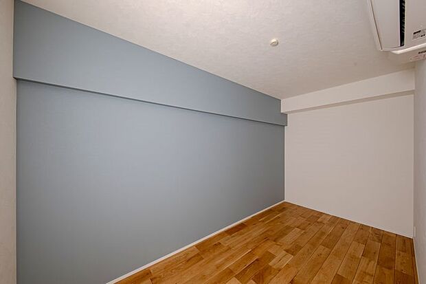 4.2帖の洋室。アクセントクロスを使用しており、おしゃれな家具にも合いやすい空間です。