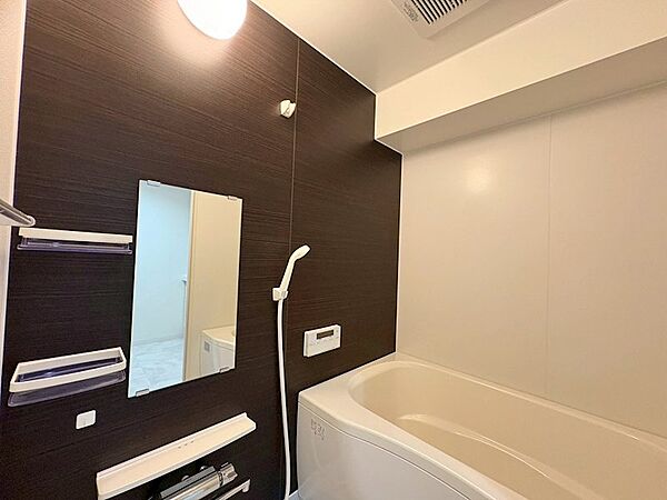 落ち着いた空間の浴室で、心身ともにリフレッシュできるひとときを。ゆったりと入浴でき、忙しい毎日の疲れを癒してくれる快適な空間です。