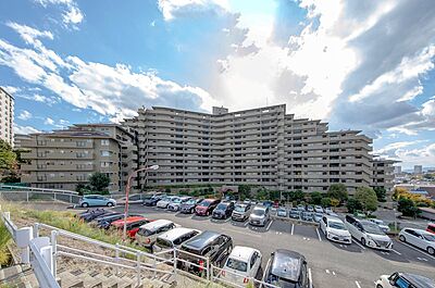 外観：南西向きで陽当たり・風通しともに良好な心地よい住まい。明るく爽やかな室内で快適に暮らせます。2wayアクセスが可能で、通勤・通学やお出かけにも便利な立地です。