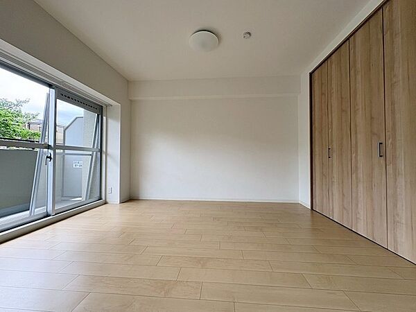 バルコニーに面した約6帖の洋室。主寝室としてもおすすめのお部屋です。