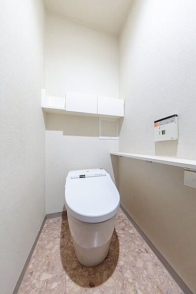 温水洗浄機能付の清潔感のあるトイレ。