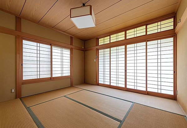 広々とした空間は、家族の集いの場にも、来客用にも最適。畳敷きの快適さに加え、木の温もりが癒しを提供します。心穏やかなひとときをお過ごしいただけるでしょう。