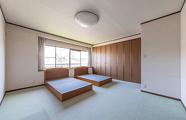 大容量クローゼット完備の洋室！衣類も荷物もスッキリ収納でき、広々空間を有効活用。二つのベッドフレームが置けるゆとりの空間。家族が増えても安心、お子様一人ひとりのプライベートも確保できます。
