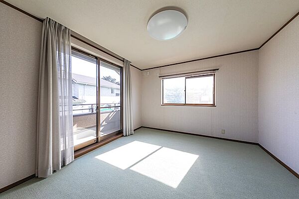 この広々とした室内は、まさにあなたの理想を叶える自由なキャンバス！窓から差し込む自然光と豊富な収納スペースが、あなたのライフスタイルに寄り添います。