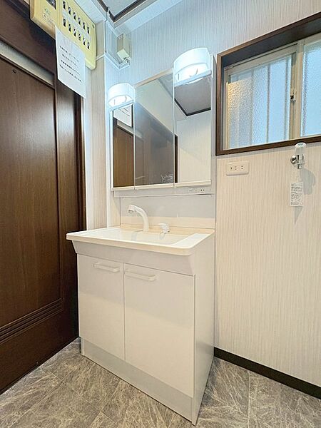 白基調の清潔感あふれる洗面所で朝を快適にスタート！広々とした鏡と機能的な収納は忙しい毎日の味方。隣接バスルームで一日の疲れを癒し、心身ともにリフレッシュ。