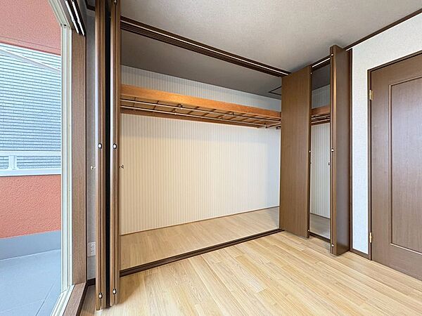 大型クローゼットで衣類も趣味の道具もすっきり。広々空間は寝室にも、趣味部屋にも変幻自在。南向きバルコニーから明るい光が差し込み、毎日を快適に彩ります。
