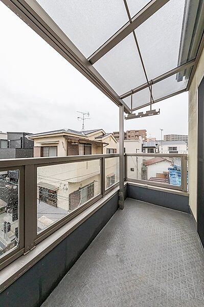 バルコニー2ヶ所付き♪洗濯物の量や用途に応じて使い分けができる便利な設計です！