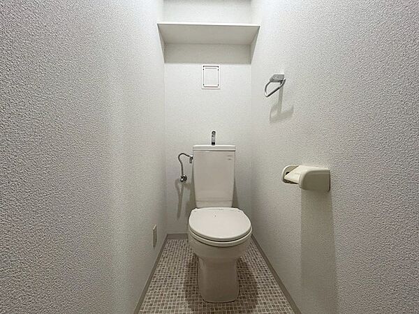 上部にスペースがございますので掃除用品やトイレットペーパーを収納できます。