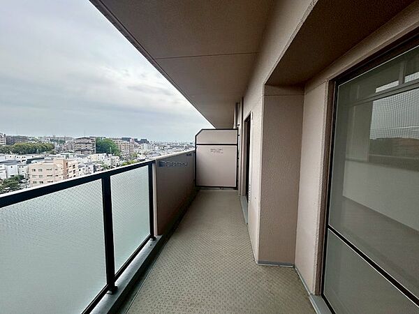 窓から見えるバルコニーが部屋の空間を広く見せてくれるのも魅力的です