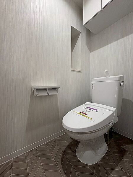 収納スペースがございますので掃除用品やトイレットペーパーを収納できます。