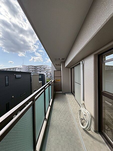窓から見えるバルコニーが部屋の空間を広く見せてくれるのも魅力的です