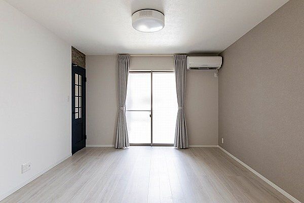 【現地写真】南向きの立地により、室内には明るい日差しが差し込み、時間帯を通して心地よい住環境を実現。