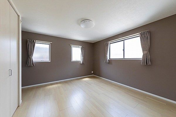 【リビング以外の居室】リビング以外の居室は全部で3部屋ございます。ご家族それぞれのプライベートも確保しやすいです。
