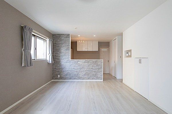 周辺にはスーパーやコンビニなどの生活便利施設が揃っており、日常のお買い物もスムーズです。築浅ならではの快適さと、利便性・住環境を兼ね備えたおすすめの住まいです。