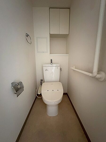 収納スペースがございますので掃除用品やトイレットペーパーを収納できます。