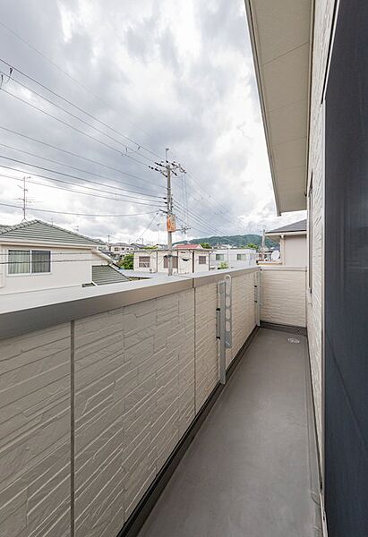 窓から見えるバルコニーが部屋の空間を広く見せてくれるのも魅力的です
