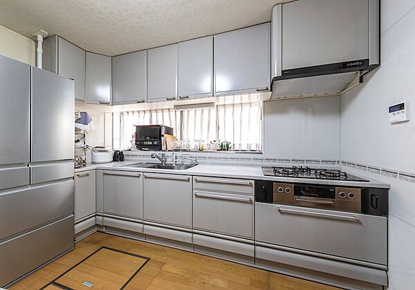 収納力に優れた床下収納付きシステムキッチンを採用。食材や飲料、調味料、日用品のストックもすっきり収納でき、調理スペースを広く使える機能的なキッチンです。