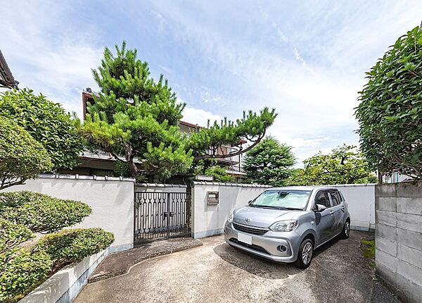 豊かな緑に囲まれた住環境が魅力。自然を身近に感じられる落ち着いたロケーションで、四季の移ろいを楽しみながら、ゆとりある暮らしをお送りいただけます。