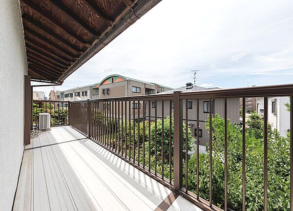 たっぷりの陽光が降り注ぐ陽当たり良好の住まい。洗濯物も気持ちよく乾き、毎日の暮らしに快適さとゆとりをもたらします。