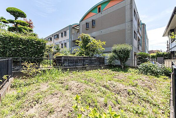 ゆとりあるお庭は、ガーデニングや家庭菜園、お子様の遊び場など多彩な用途で活用可能。季節の花や緑を楽しみながら、豊かな暮らしを叶えられる魅力的な空間です。