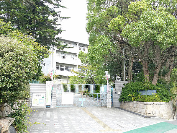 箕面市立萱野小学校（580m）