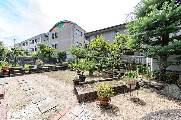 広々としたお庭は、お子様の遊び場やガーデニング、家庭菜園など、ご家族それぞれの楽しみ方が広がる空間です。