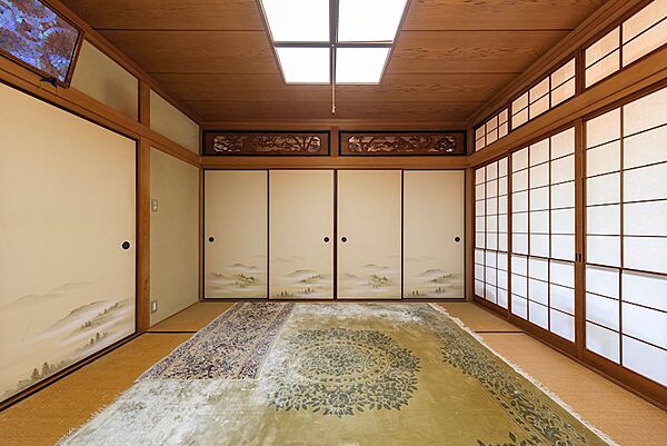 伝統的な欄間が和室に上品な趣を添え、落ち着いた雰囲気を演出。心安らぐ空間で、ゆったりとした時間をお過ごしいただけます。