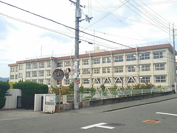 豊中市立第十一中学校（983m）
