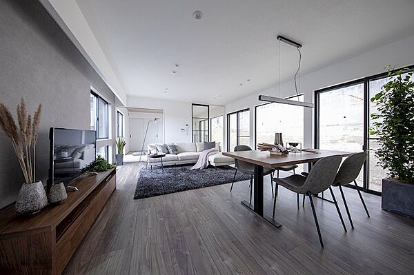 【建物プラン例】価格：2400万円、建物面積：132.23m2、間取：4LDK