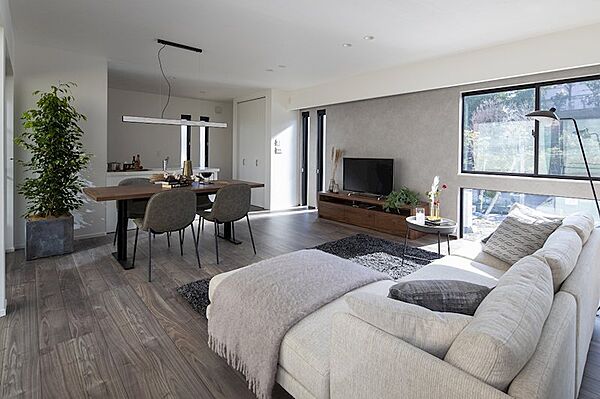 【建物プラン例】価格：2400万円、建物面積：132.23m2、間取：4LDK