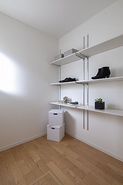 【建物プラン例】価格：2400万円、建物面積：132.23m2、間取：4LDK