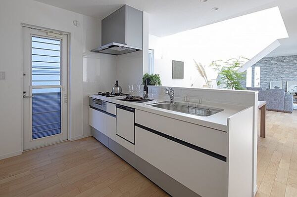 【建物プラン例】価格：2400万円、建物面積：132.23m2、間取：4LDK