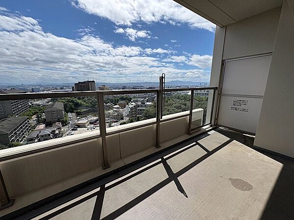 窓から見えるバルコニーが部屋の空間を広く見せてくれるのも魅力的です