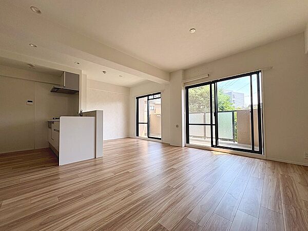 豊かな採光がリビングいっぱいに広がる、明るく開放的な住空間。ご家族が自然と集まり、笑顔あふれる毎日を育む心地よい空間です。