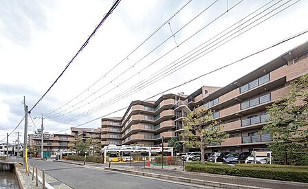 令和3年のフルリフォームに加え、令和8年にもクロスを新調。15帖超の広々としたLDKが魅力の3LDKです。南西向きで風通しも良く、周辺には教育施設や買物施設が揃っており、生活利便性の高い住環境です。