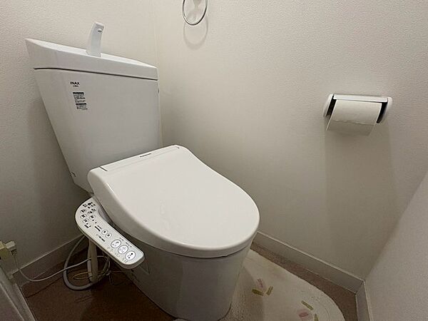 ウォシュレット設備で快適な温水洗浄便座付きの明るいトイレです。