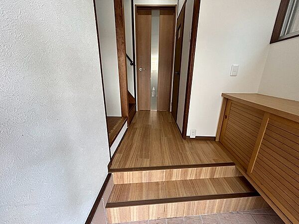 コンパクトながら収納を備えた使い勝手の良い玄関。すっきりとした空間で毎日の出入りも快適です。