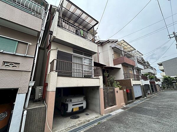 周辺にはスーパーやコンビニ、郵便局が徒歩圏内に揃い、毎日の生活に大変便利な住環境となっております。