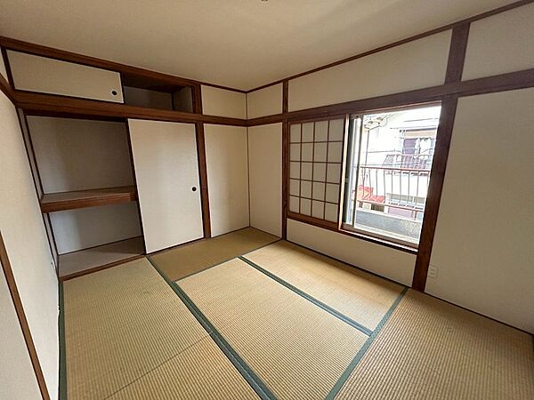 大きな開口部から光を取り込み、開放感のある空間で毎日を快適にお過ごしいただけます。