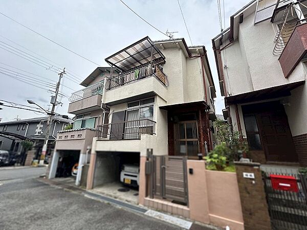 大切なお車を直射日光や雨風から守る堀込車庫付き。荷物の積み下ろしもスムーズに行える便利な設計です。