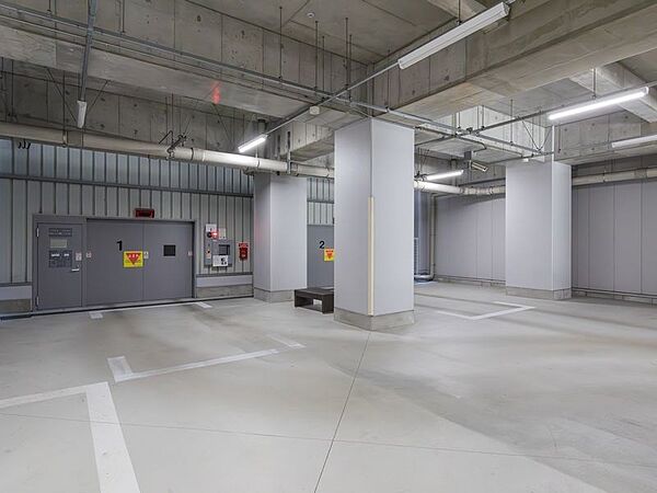 【駐車場】駐車場が敷地内にあることで、雨の日や荷物の多い日でもスムーズに移動でき、日々の暮らしを快適にサポートします。