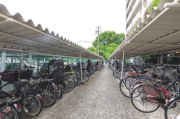 敷地内に駐輪場を備えており、通勤・通学や日々のお買い物など、自転車を利用するご家庭にも便利。毎日の移動を快適にサポートしてくれます。