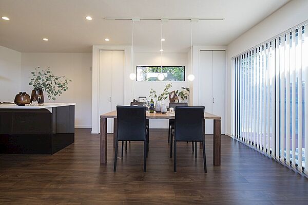 【建物プラン例】建物価格：2100万円、建物面積：115.70m2、間　　取：4LDK