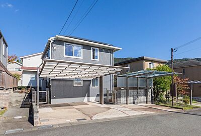 外観:大手ハウスメーカー施工の注文住宅!太陽光発電システムを搭載し、駐車3台可能でご家族の暮らしにも嬉しい住まい。さらにLDKには床暖房を備え、快適性にもこだわった一邸です。 外観:大手ハウスメーカー施工の注文住宅!太陽光発電システムを搭載し、駐車3台可能でご家族の暮らしにも嬉しい住まい。さらにLDKには床暖房を備え、快適性にもこだわった一邸です。