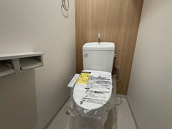 ウォシュレット設備で快適な温水洗浄便座付きの明るいトイレです。