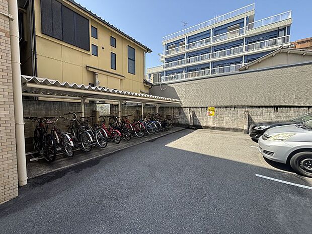 屋根付きの駐輪場で大切な自転車を雨などから守ります。