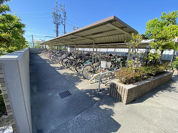 屋根付き駐輪場で大切な自転車を雨などから守ります